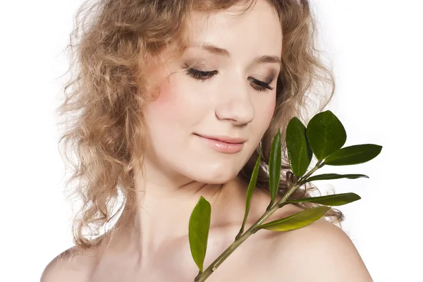Folha verde perto de mulher beleza — Fotografia de Stock