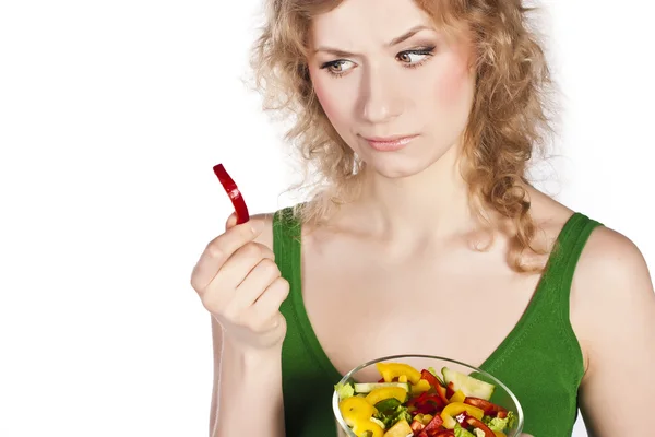 Belle femme en bonne santé, avec salade — Photo