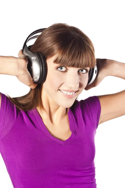 Mujer bastante joven escuchando música — Foto de Stock