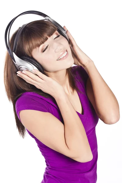 Mujer bonita escuchando, y disfrutando de la música — Foto de Stock