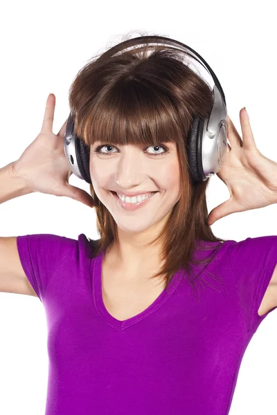 Vacker kvinna lyssna och njuta av musik — Stockfoto