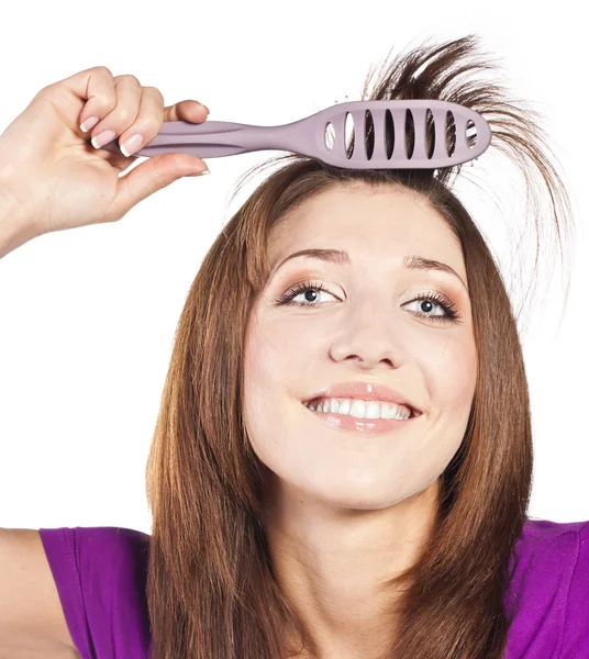 Attraente donna sorridente spazzolando il suo sentire — Foto Stock