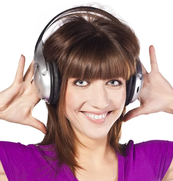 Hübsche Frau hört zu und genießt Musik — Stockfoto