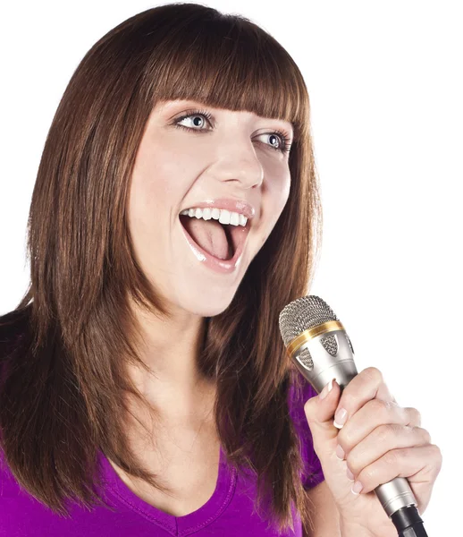 Boldog, fiatal nő, éneklés a mikrofon — Stock Fotó