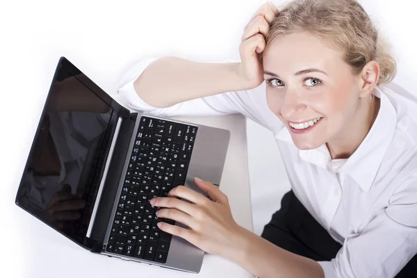 Dizüstü bilgisayarda çalışan kadın Üstten Görünüm — Stok fotoğraf