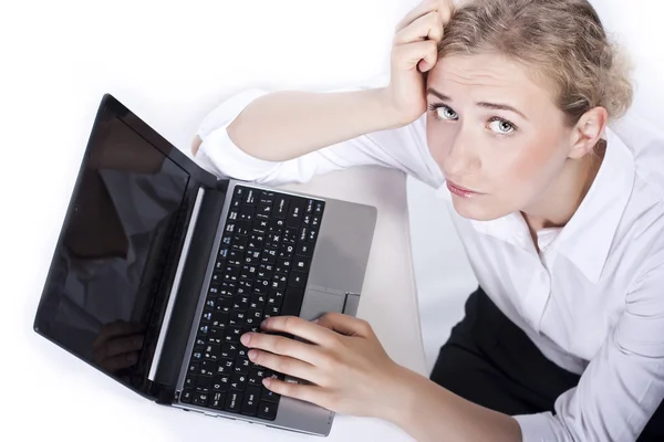 Вид сверху на женщину, работающую на ноутбуке — стоковое фото