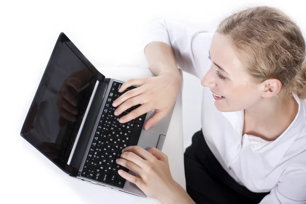 Вид сверху на женщину, работающую на ноутбуке — стоковое фото