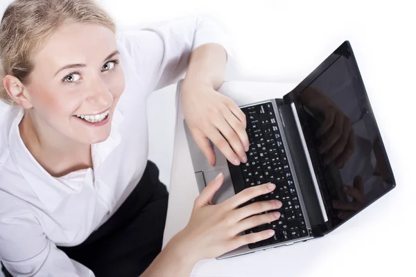 Ovansida av kvinna som arbetar på laptop — Stockfoto