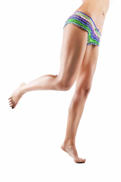 Mooie vrouwelijke lichaam, benen geïsoleerd op witte achtergrond — Stockfoto