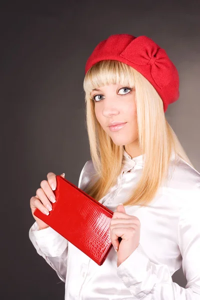 Красивая девушка в красной кепке — стоковое фото