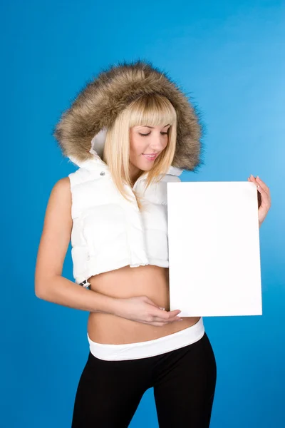 Retrato de uma mulher bonita segurando um cartaz em branco — Fotografia de Stock