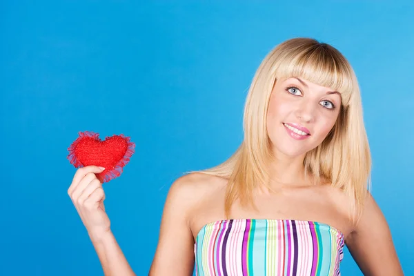 Kobieta trzyma Walentynki serca znak z kopia miejsce — Zdjęcie stockowe