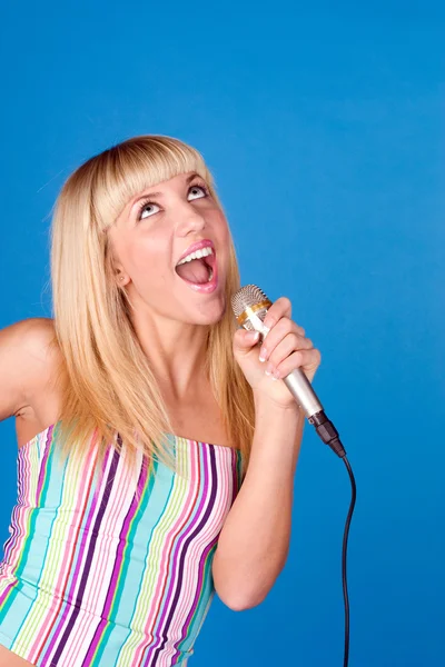 Zoete blonde zingt in een microfoon — Stockfoto