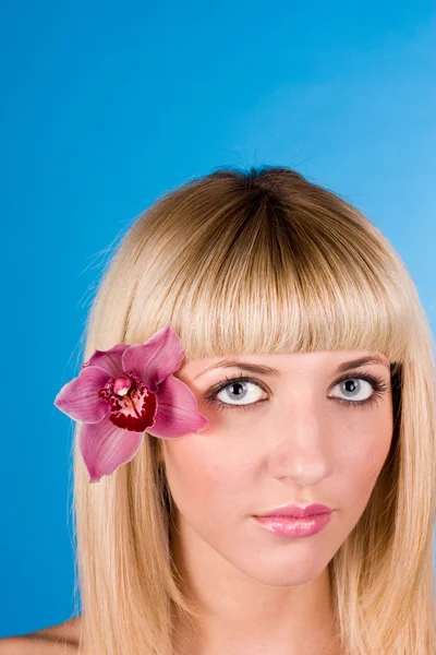 Retrato de mulher muito bonita com orquídea em seu cabelo — Fotografia de Stock