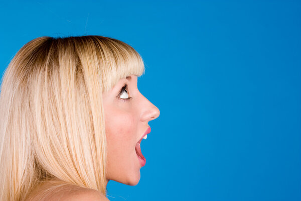 Блондинка на синем фоне
