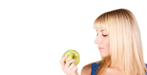 Милая девушка с яблоком на белом фоне — стоковое фото