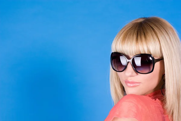 Porträtt av en sexuell tjej med glasögon på en blå bakgrund — Stockfoto