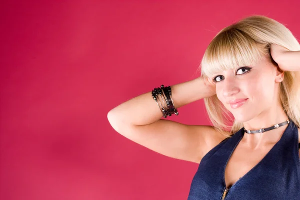 Porträtt av en söt blondin i studion — Stockfoto