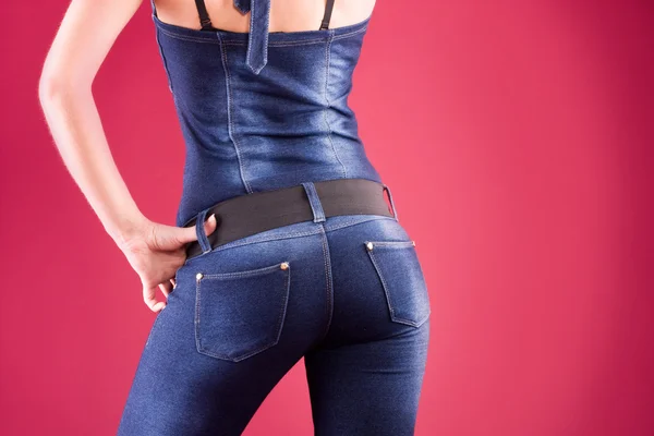 Back sköt av söt flicka hennes jeans — Stockfoto