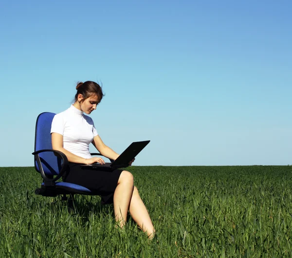 女商人与便携式计算机在绿色草地上休息 — 图库照片