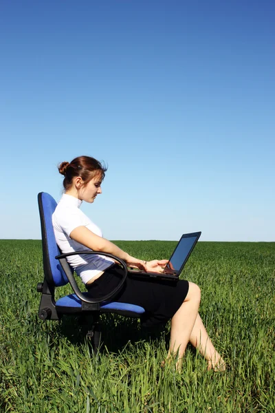 Jonge vrouw met laptop buiten — Stockfoto