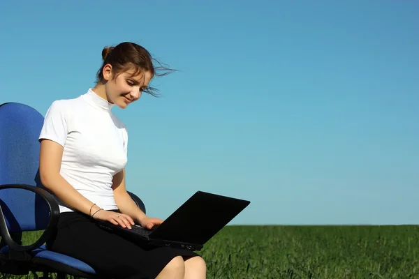 Mujer joven con portátil al aire libre — Foto de Stock