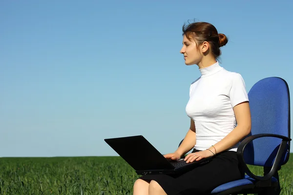 Junge Geschäftsfrau arbeitet am Laptop — Stockfoto