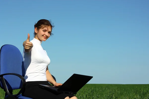 Giovane donna d'affari che lavora su laptop — Foto Stock