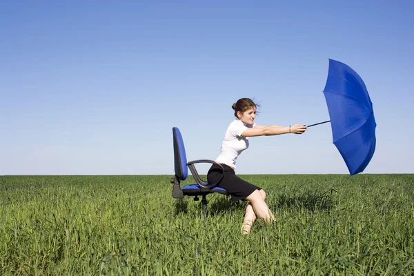 Молодая девушка с зонтичным ветром уносит — стоковое фото