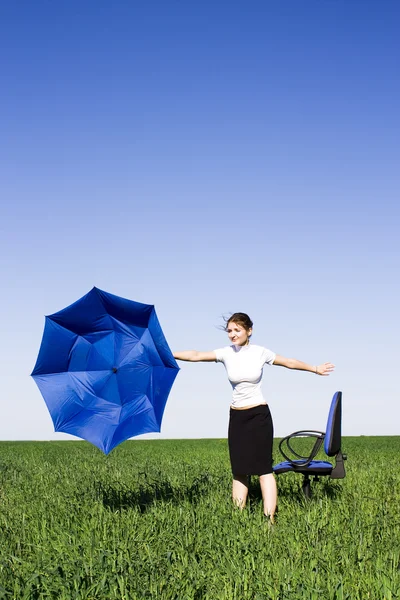 Donne d'affari con un ombrello su un terreno erboso — Foto Stock