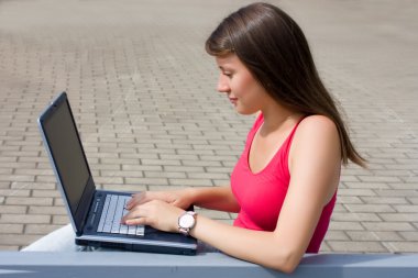 Genç işkadını üstünde laptop açık çalışma