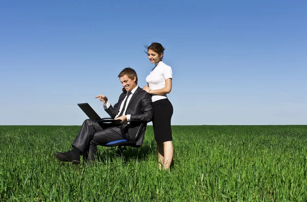 Business couple working in the nature — Stock Photo, Image
