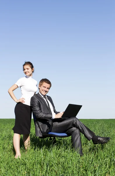 Νέοι, αυτοπεποίθηση επιχειρηματίες εργάζονται στο lap-top. ένα πράσινο γρασίδι, sp — Φωτογραφία Αρχείου