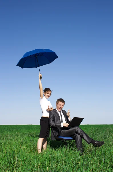 Zufriedene Geschäftsleute, die am Laptop arbeiten. an einem sonnigen Tag im Freien — Stockfoto