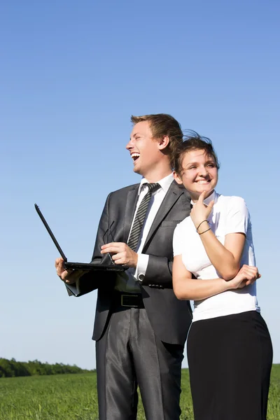 Geschäft, das draußen am Laptop arbeitet — Stockfoto