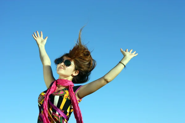 Mooie meisje in de wind met pluizig haar — Stockfoto