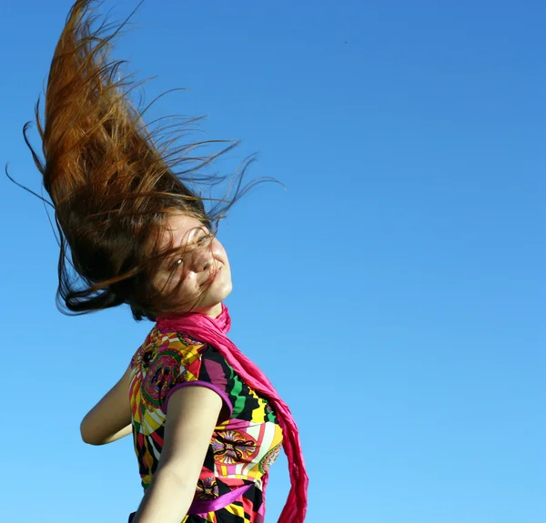 Portrét mladé dámy ve větru — Stock fotografie