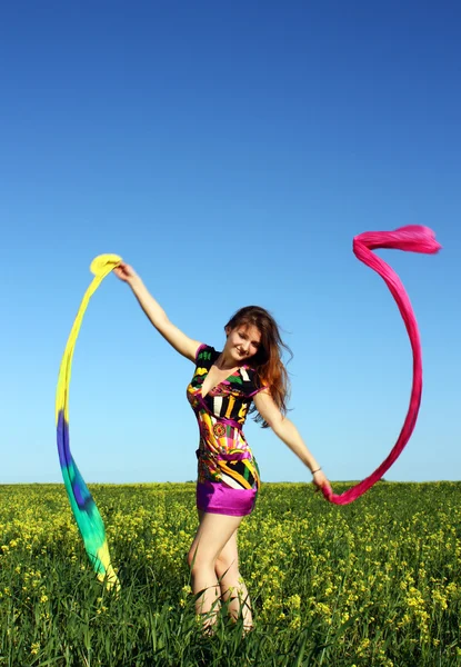 Bella ragazza in estate sul campo con una sciarpa — Foto Stock