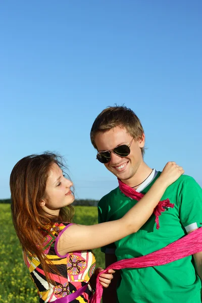 Młoda zakochana szczęśliwa para — Zdjęcie stockowe