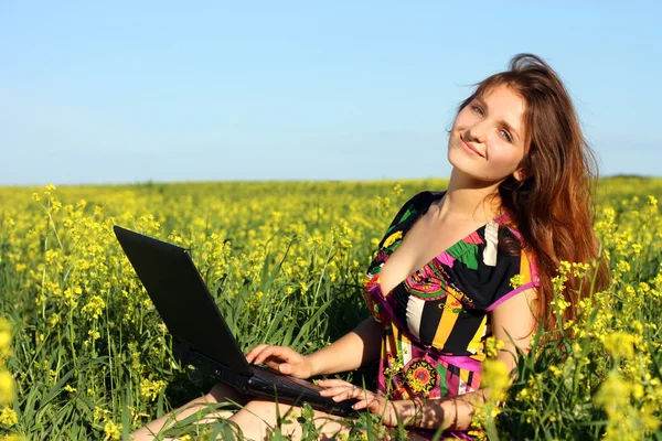 Giovane donna con computer portatile all'aperto — Foto Stock