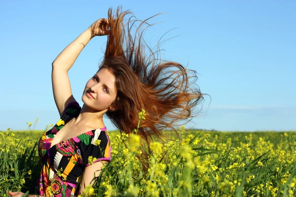 Rapariga bonita no prado amarelo. Cabelo de vento — Fotografia de Stock
