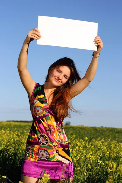 Krásná dívka drží bílou tabuli — Stock fotografie