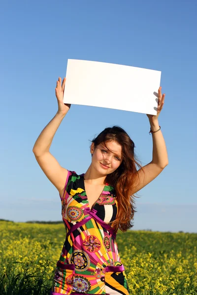Mooi meisje houdt een wit bord — Stockfoto