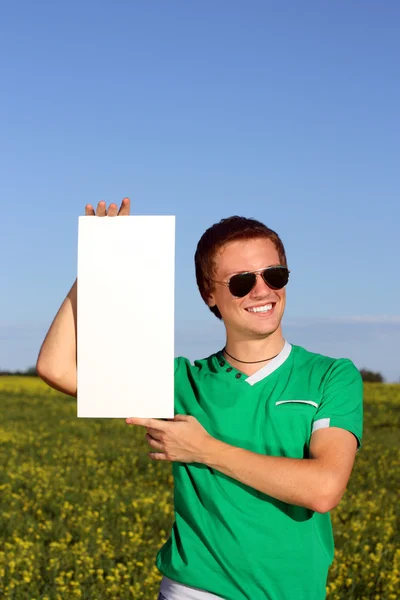 Junger Mann mit Sonnenbrille in leerer Form — Stockfoto