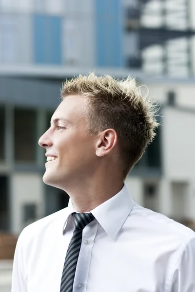 Porträt eines smarten jungen Geschäftsmannes im Hemd, der selbstbewusst wirkt — Stockfoto