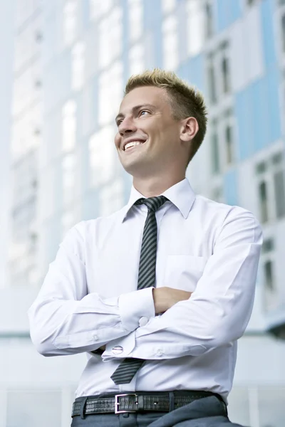 Amigável jovem executivo de negócios sorrindo — Fotografia de Stock