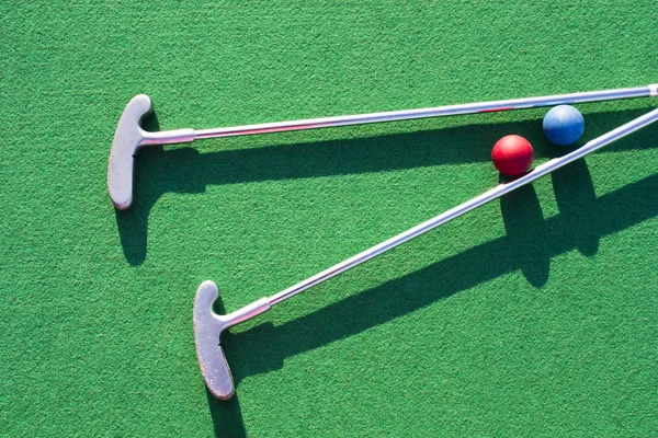 Jogando golfe na grama verde — Fotografia de Stock
