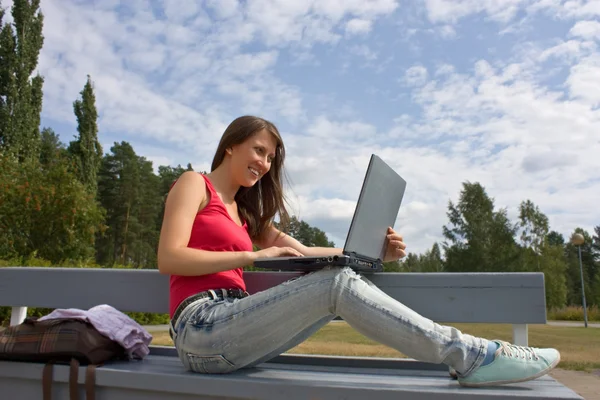 Jovem empresária trabalhando no laptop ao ar livre — Fotografia de Stock