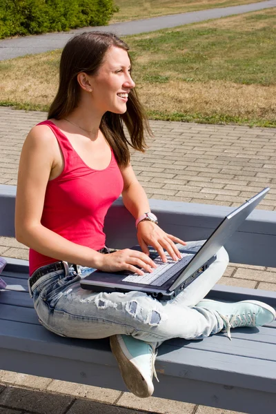 Mujer joven trabajando en el ordenador portátil — Foto de Stock