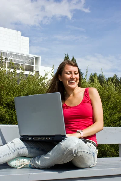 Giovane donna che lavora sul computer portatile — Foto Stock